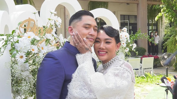 ดา -เดนนิส ควงคู่ เข้าพิธีหมั้นสุดอบอุ่น   (มีคลิป)