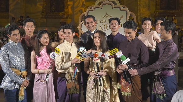 มาริโอ้ - คิมเบอร์ลี่ นำทีมสร้างความสนุกในงานวัดย้อนยุคเพื่อแฟนๆ (มีคลิป)   