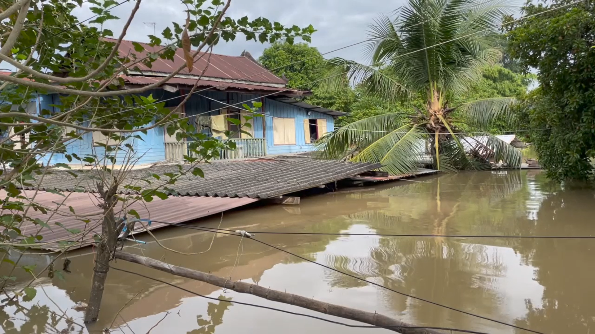 ประมวลภาพ น้ำท่วมอยุธยา จม 157 จุด ท้ายเขื่อนพระรามหกยังวิกฤต ประมวลภาพ น้ำท่วมอยุธยา จม 157 จุด ท้ายเขื่อนพระรามหกยังวิกฤต