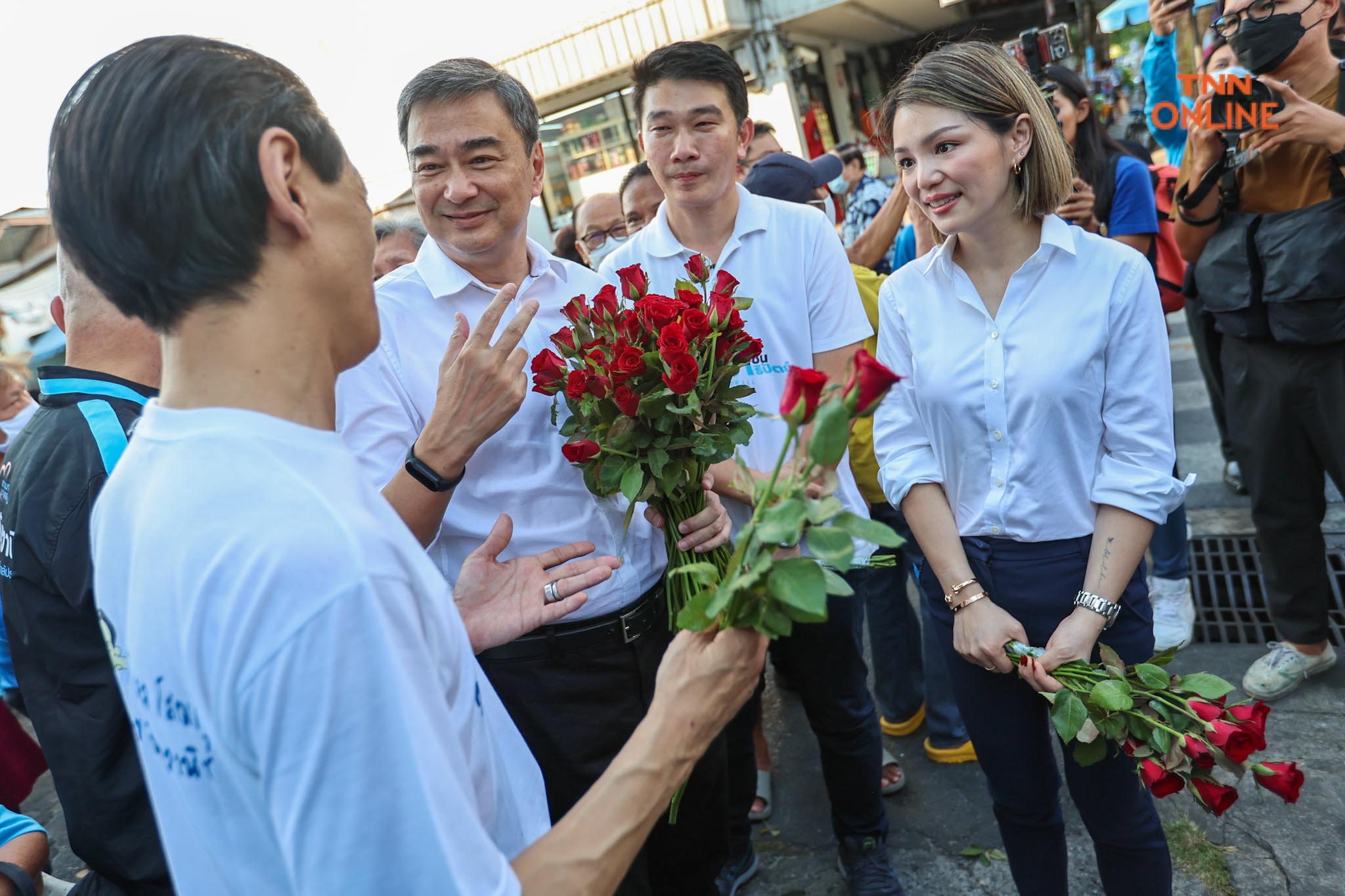 “อภิสิทธิ์-มาดามเดียร์” อ้อนชาวบ้านบางคอแหลมขอโอกาสรับใช้ ปชช. “อภิสิทธิ์-มาดามเดียร์” อ้อนชาวบ้านบางคอแหลมขอโอกาสรับใช้ ปชช.