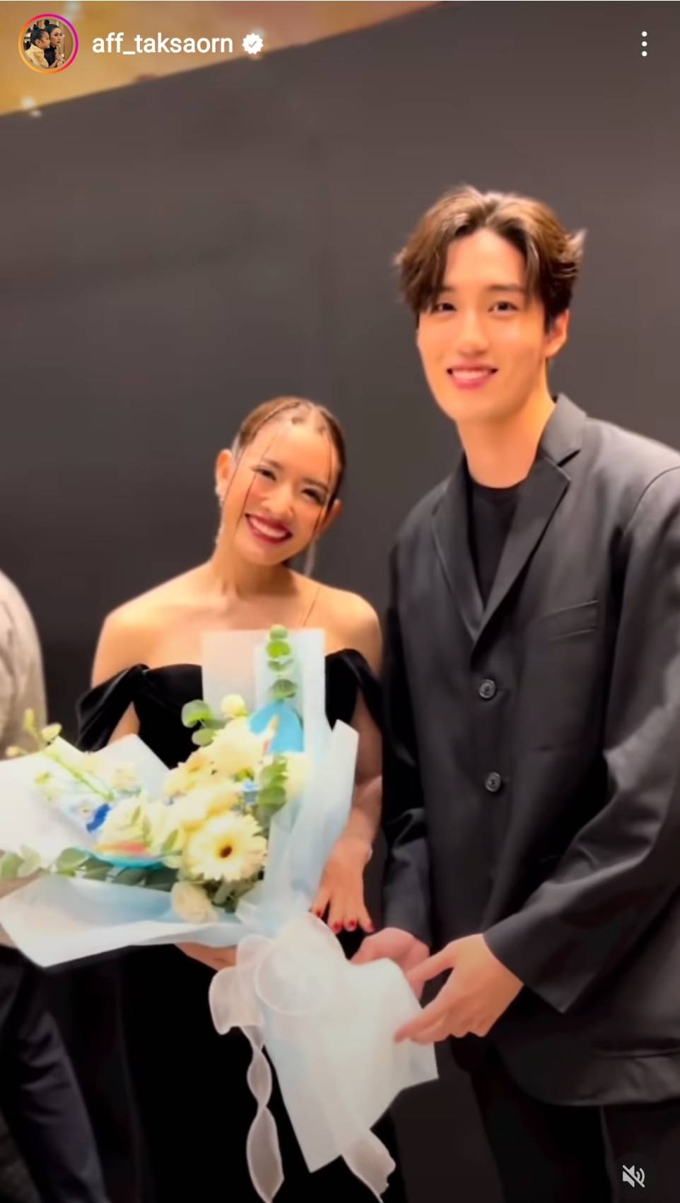 แอฟ ทักษอร ถูกแซวหนัก หลัง 3 พระเอกหนุ่ม หอบดอกไม้แสดงความยินดี