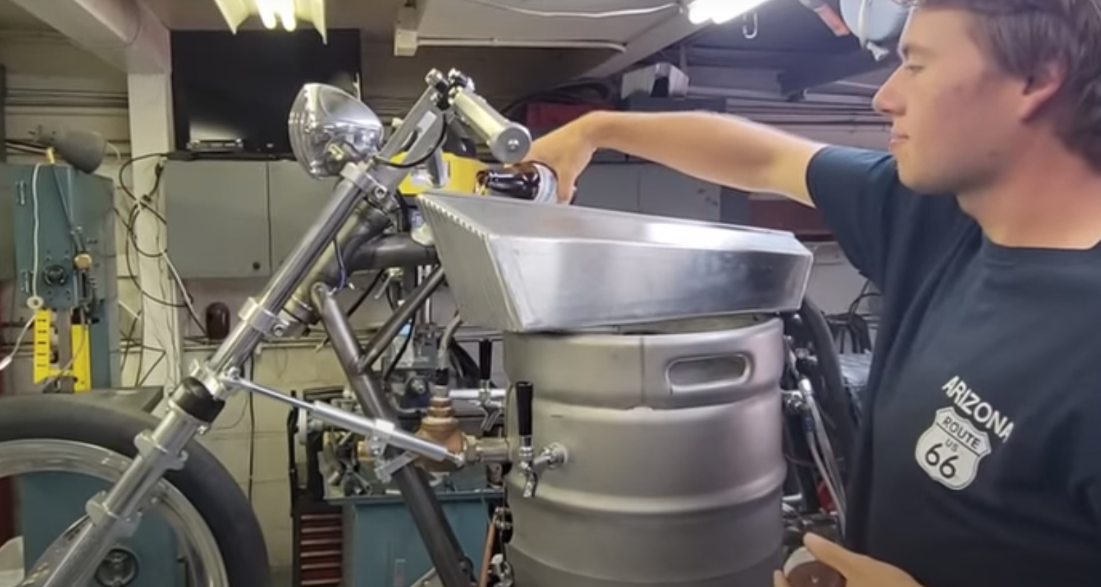 สองพ่อลูกนักประดิษฐ์ สร้างมอเตอร์ไซค์ไอน้ำจาก พลังเบียร์ !? สองพ่อลูกนักประดิษฐ์ สร้างมอเตอร์ไซค์ไอน้ำจาก พลังเบียร์ !?