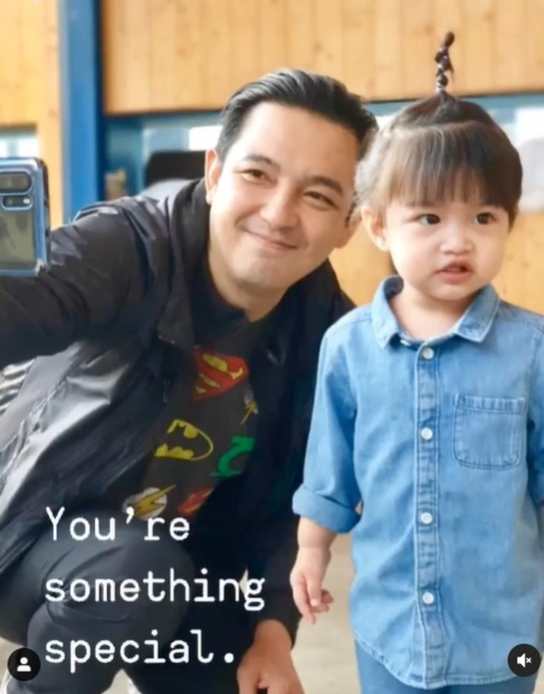 “ติ๊ก บิ๊กบราเธอร์” เดินหน้าง้ออดีตสามีหรือเปล่า? หลังโพสต์ขอบคุณ “หนุ่ม ศรราม” พร้อมคลิปที่ลูกสาวกำลังเล่นดอกกุหลาบสำนึกผิดสีส้ม 