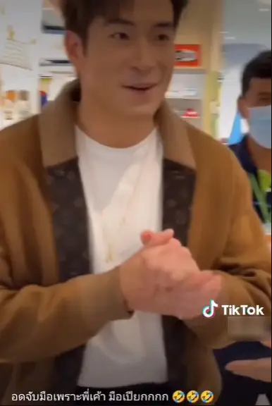 โบว์ เมลดา ชี้แจงแทน อาเล็ก หลังเจอดราม่าไม่จับมือแฟนคลับ โบว์ เมลดา ชี้แจงแทน อาเล็ก หลังเจอดราม่าไม่จับมือแฟนคลับ