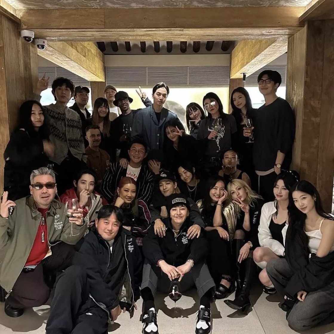 “G-Dragon” , “แทยัง” และ “แดซอง”  วง “BIGBANG” ถ่ายรูปด้วยกันอีกครั้งในรอบ 6 ปี