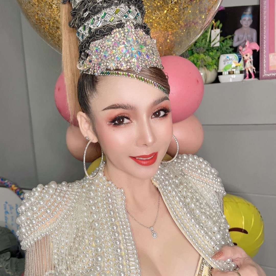 บัวผัน ทังโส เต้นโชว์แฟน ๆ จนต่างหูเพชรหลักแสน ร่วงหายไป