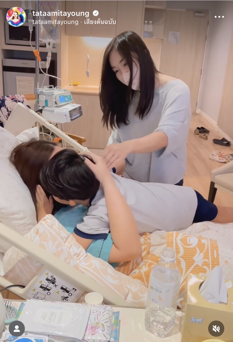 โมเมนต์สุดซึ้ง น้องเร เช็ดน้ำตาปลอบใจคุณแม่ ทาทา ยัง หลังนอนโรงพยาบาลกว่า 40 วัน 