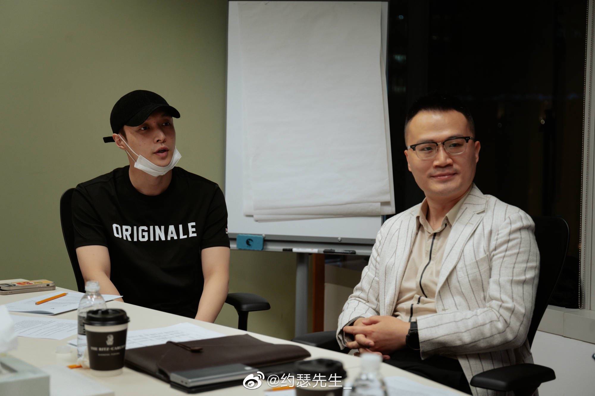 แฟนๆชื่นชม เลย์ EXO เข้าเรียนในคลาสสถาบัน Harvard Center ในเซี่ยงไฮ้ แฟนๆชื่นชม เลย์ EXO เข้าเรียนในคลาสสถาบัน Harvard Center ในเซี่ยงไฮ้