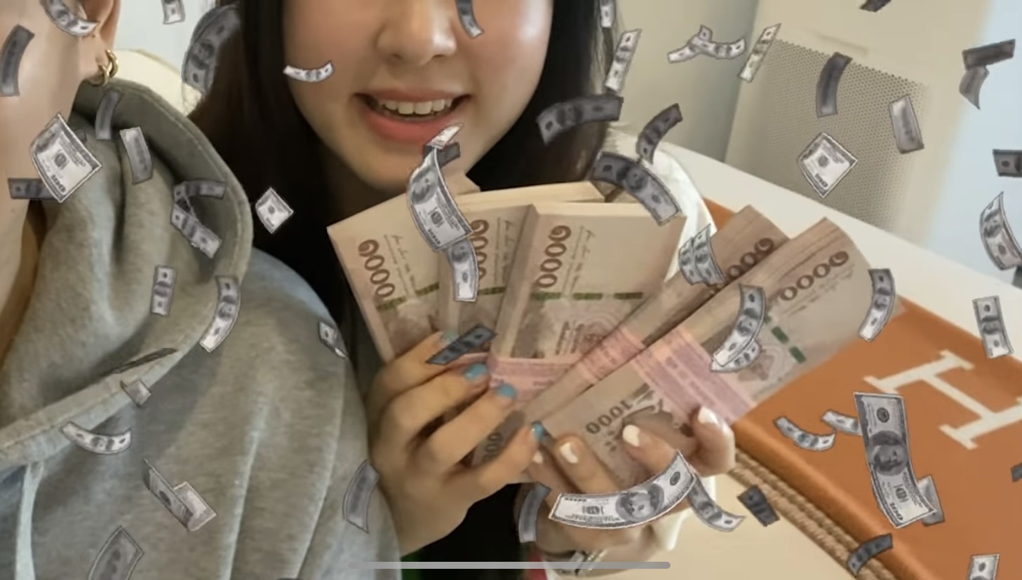 จัดเซอร์ไพรส์หนัก ฮั่น-จียอน ทุ่มเงินหลายปึก! เบิร์ดเดย์แม่นักร้องสาว ถึงกับกลั่นน้ำตาไม่อยู่ จัดเซอร์ไพรส์หนัก ฮั่น-จียอน ทุ่มเงินหลายปึก! เบิร์ดเดย์แม่นักร้องสาว ถึงกับกลั่นน้ำตาไม่อยู่