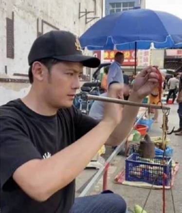 น่าอายตรงไหน?!! ‘สวีไห่เหวย’ ดาราจีนขายผักแบกะดินหาเลี้ยงครอบครัว น่าอายตรงไหน?!! ‘สวีไห่เหวย’ ดาราจีนขายผักแบกะดินหาเลี้ยงครอบครัว