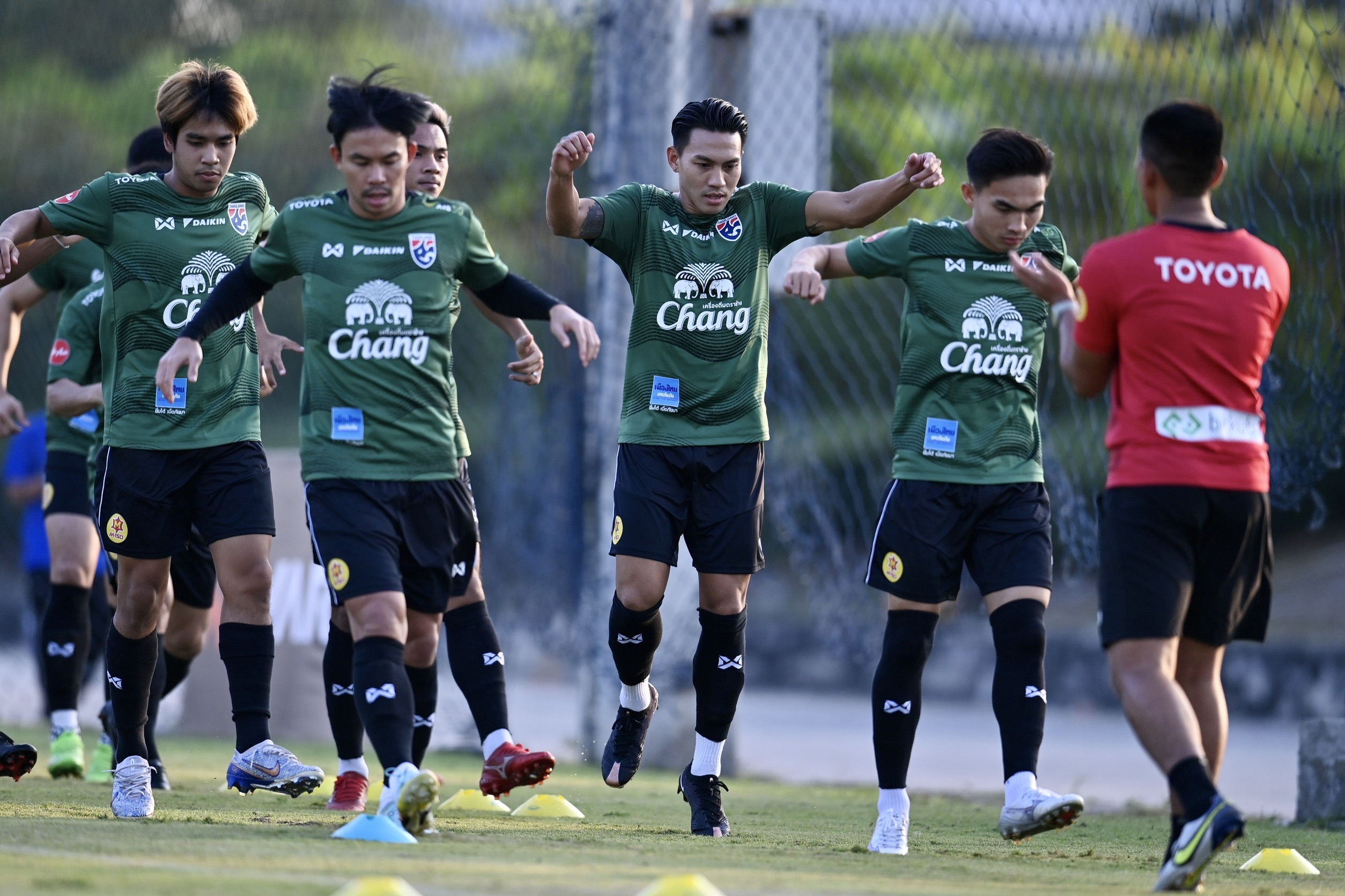 ประมวลภาพ 'ลีซอ ธีรเทพ' เข้าฝึกซ้อมกับทีมชาติไทยเตรียมเล่นนัดอำลา 14 ธ.ค. นี้