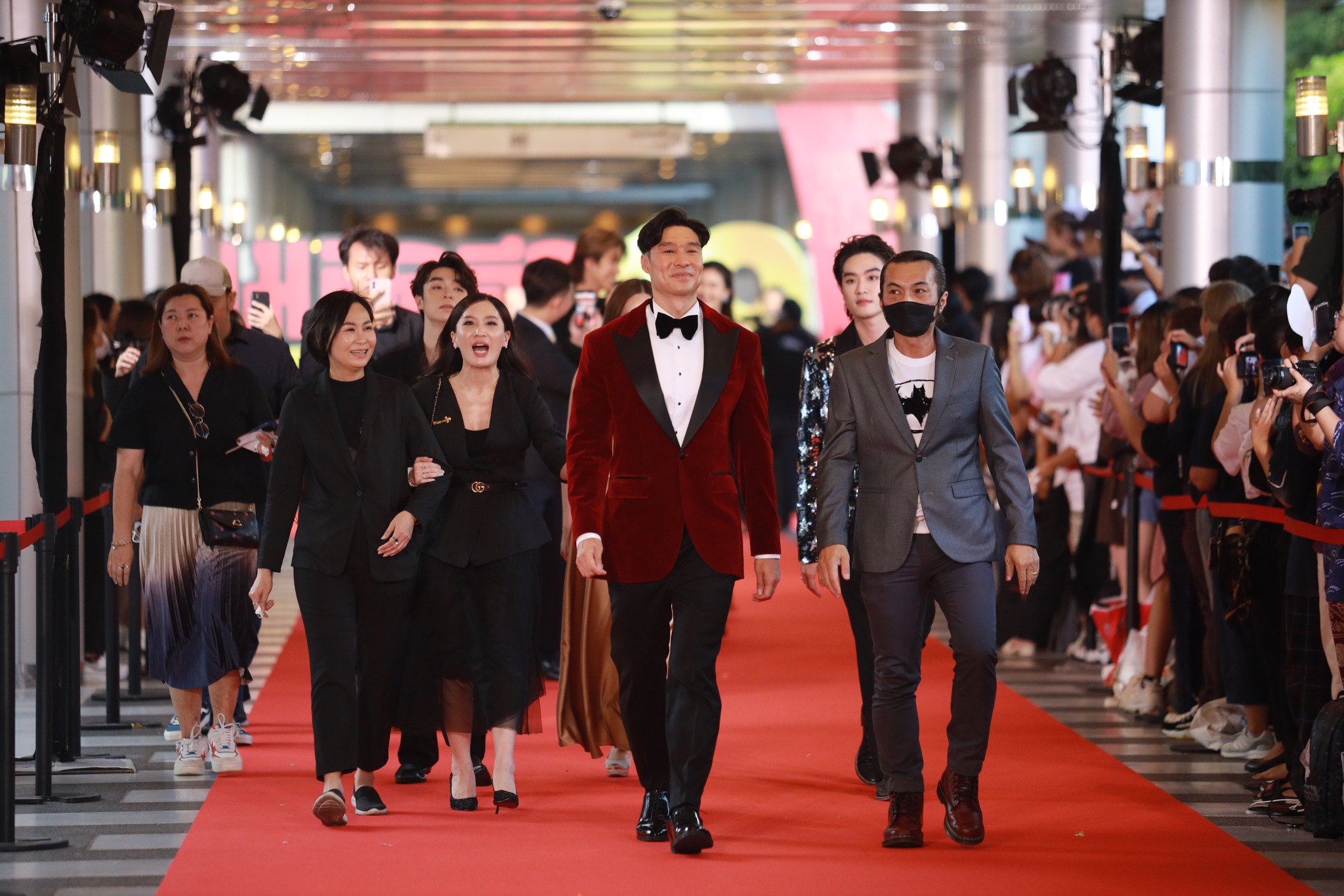 บรรยากาศพรมแดงงาน “คมชัดลึกอวอร์ด ครั้งที่19” (มีคลิป)