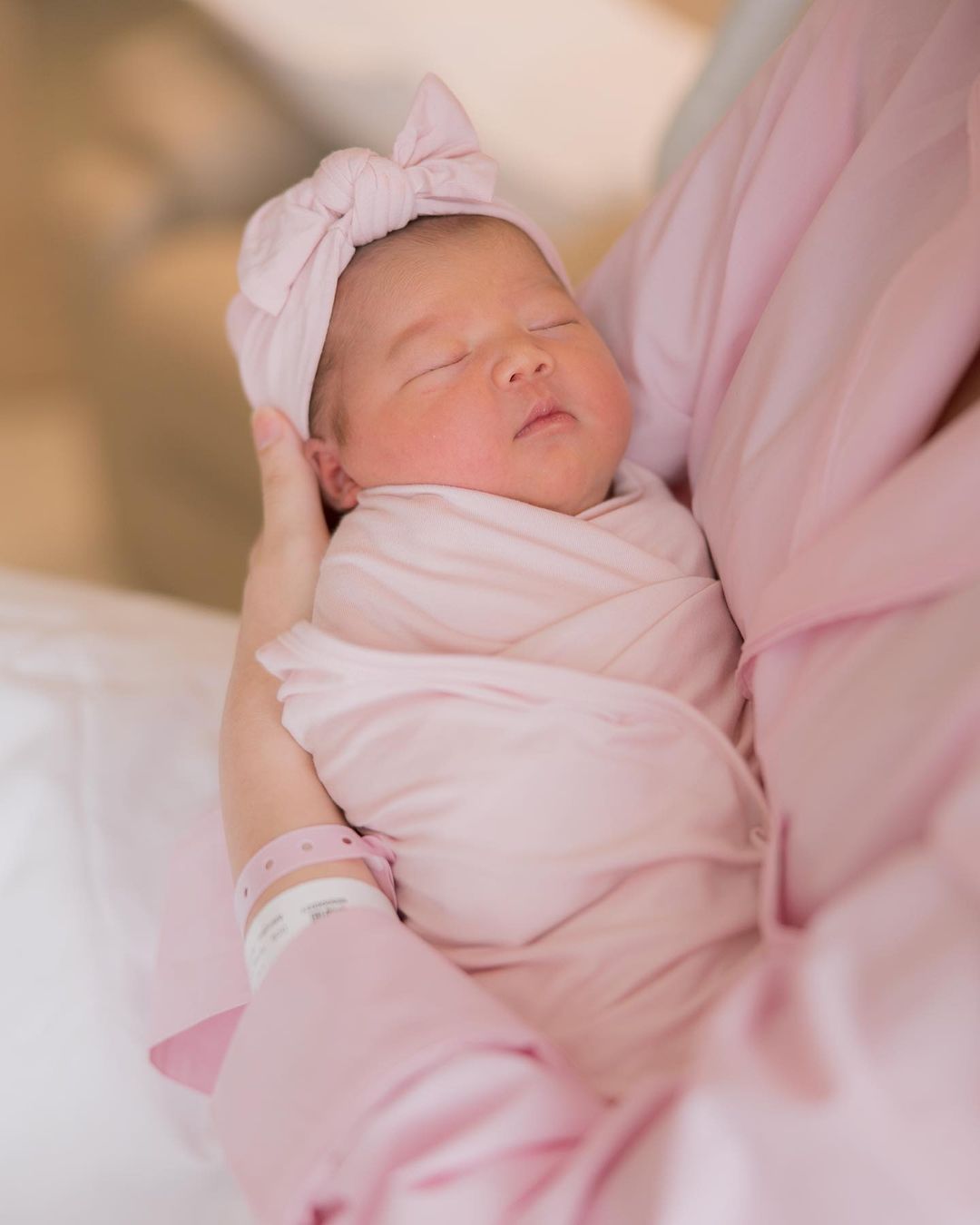 ซูมชัดๆ แพทริเซีย กู๊ด คลอดลูกสาวคนแรก ฉายแววความสวยตั้งแต่เล็ก