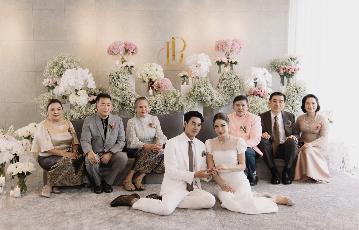 สละโสดแล้ว “หญิง เดอะสตาร์” ควงหนุ่มนักธุรกิจ เข้าพิธีหมั้น ท่ามกลางบรรยากาศแสนอบอุ่น สละโสดแล้ว “หญิง เดอะสตาร์” ควงหนุ่มนักธุรกิจ เข้าพิธีหมั้น ท่ามกลางบรรยากาศแสนอบอุ่น