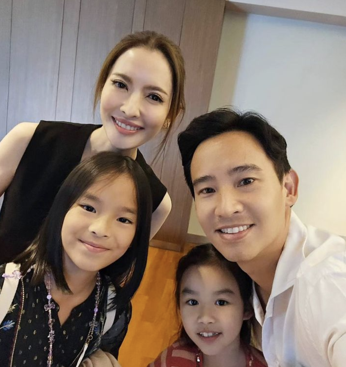แอฟ ทักษอร ติดเทรนด์! ชาวเน็ตแห่แชร์โมเมนต์ เบื้องหลังทิม พิธาถ่ายรูปเซลฟี่ แอฟ ทักษอร ติดเทรนด์! ชาวเน็ตแห่แชร์โมเมนต์ เบื้องหลังทิม พิธาถ่ายรูปเซลฟี่