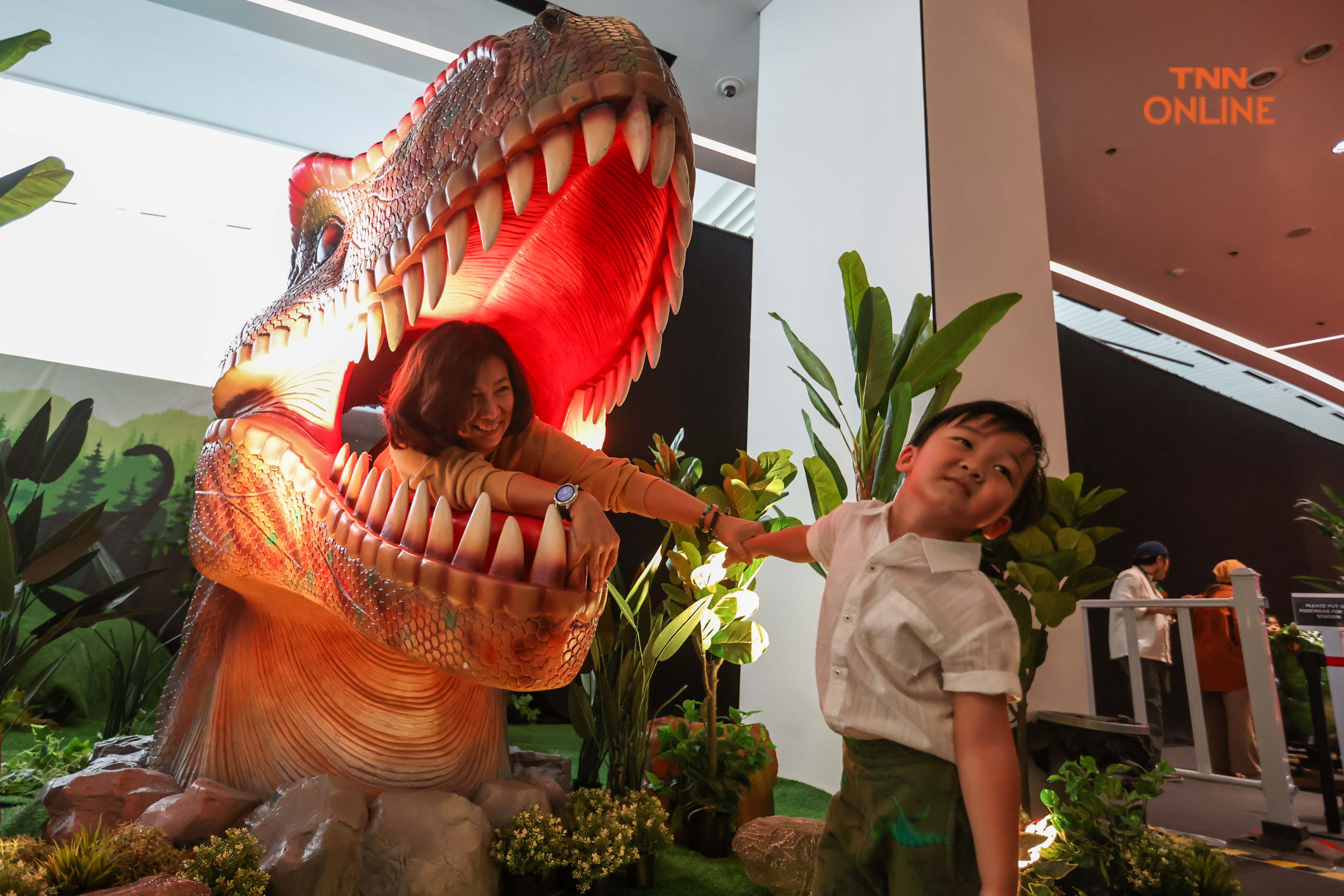 ไดโนเสาร์บุกกรุง ตื่นตากับผืนป่าดึกดำบรรพ์ยุค 200 ล้านปี