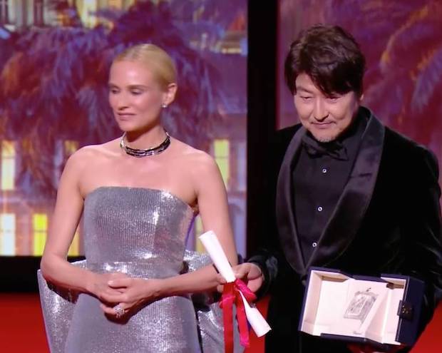 ‘ซงคังโฮ - พัคชายอุค’ คว้ารางวัลใหญ่ปิดฉากเทศกาลหนังเมืองคานส์ ครั้งที่ 75 (มีคลิป) ‘ซงคังโฮ - พัคชายอุค’ คว้ารางวัลใหญ่ปิดฉากเทศกาลหนังเมืองคานส์ ครั้งที่ 75 (มีคลิป)