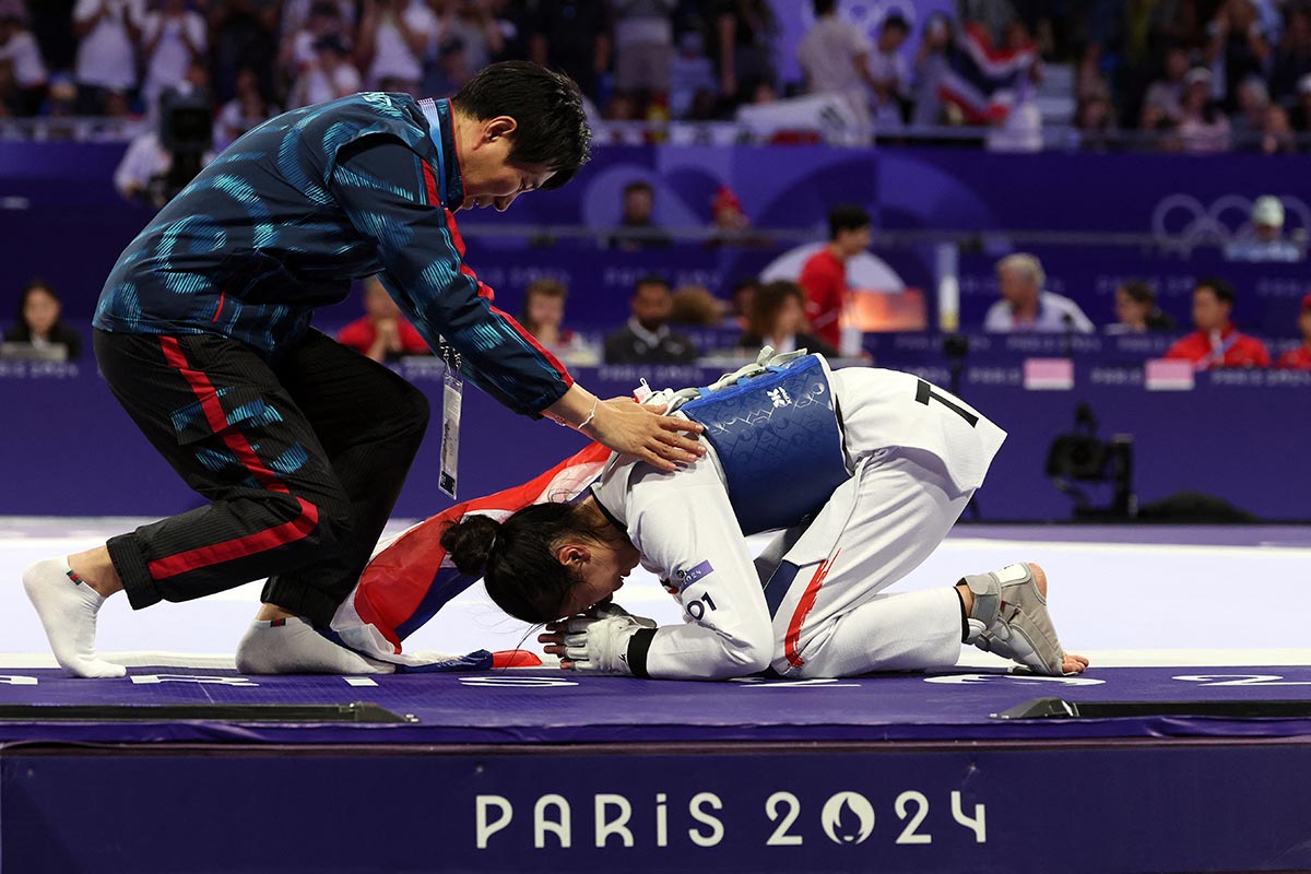 ภาพแห่งความสุข “เทนนิส พาณิภัค” ก้มกราบ “โค้ชเช” หลังคว้าเหรียญทองโอลิมปิก 