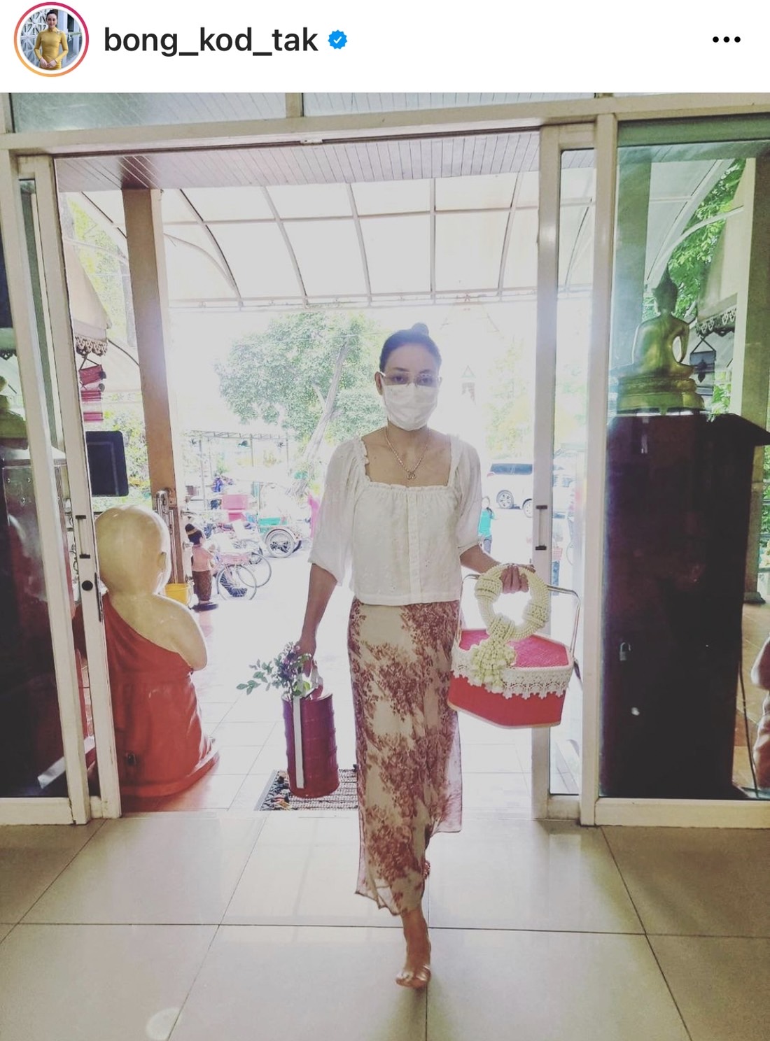 ตั๊ก บงกช และ เหล่าคนดัง ชวนทำบุญวันพระใหญ่ วันวิสาขบูชา