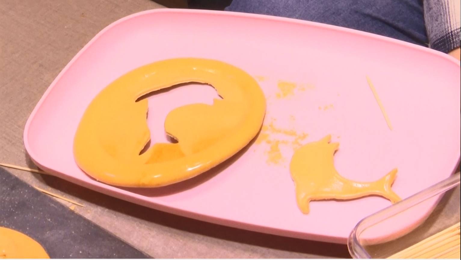 แฟนๆ Squid Game อินจัดถึงขั้นต่อคิวเล่นเกมขูดขนมน้ำตาลเกาหลีตามอย่างซีรีส์ แฟนๆ Squid Game อินจัดถึงขั้นต่อคิวเล่นเกมขูดขนมน้ำตาลเกาหลีตามอย่างซีรีส์