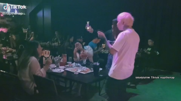 Illslick โดนขุดอีก ไม่พอใจผู้ชมทานอาหารขณะทำการแสดง   (มีคลิป)