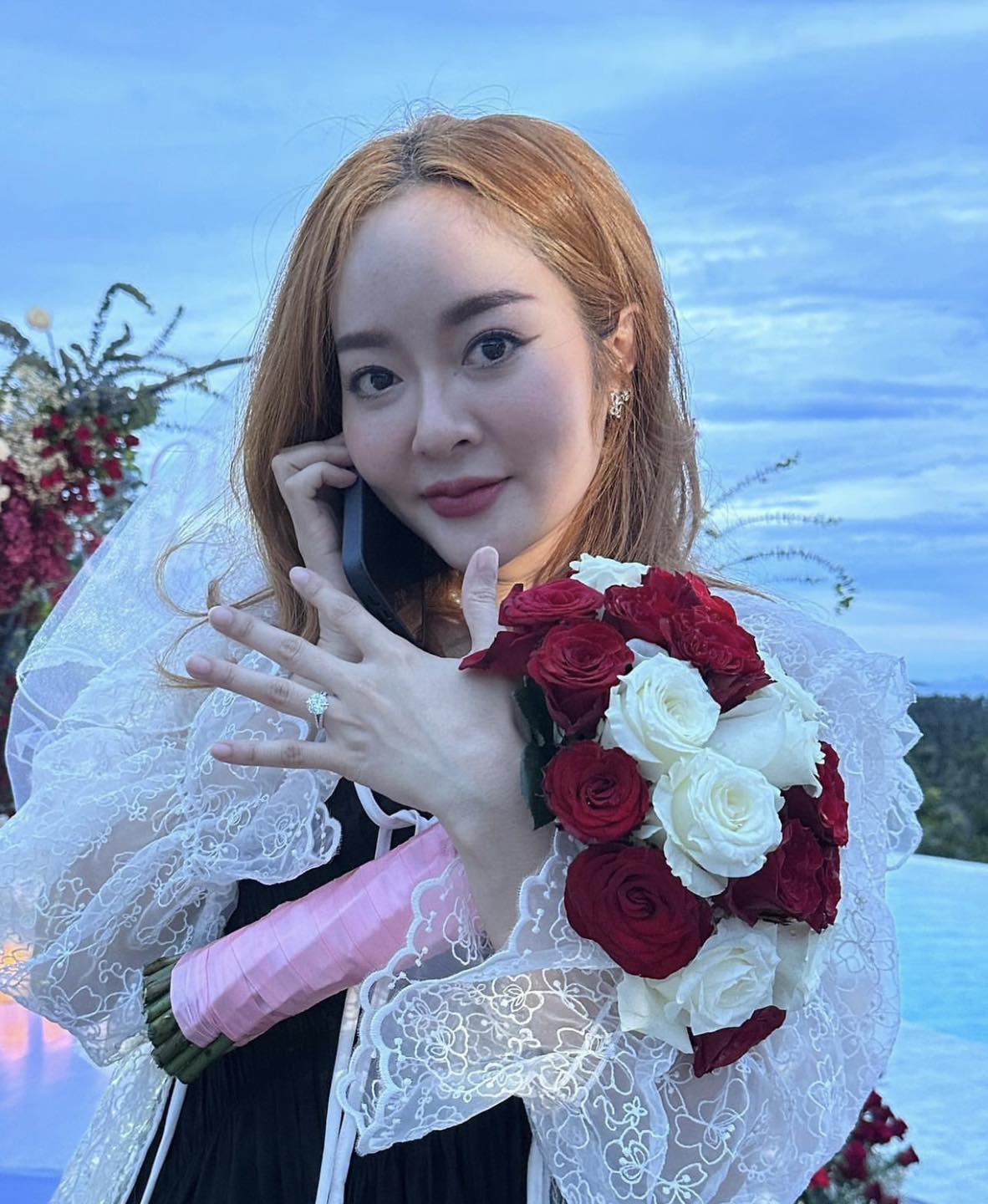 สละโสด!! แก้มบุ๋ม ถูกหวานใจ พีท คุกเข่าขอแต่งงาน สละโสด!! แก้มบุ๋ม ถูกหวานใจ พีท คุกเข่าขอแต่งงาน