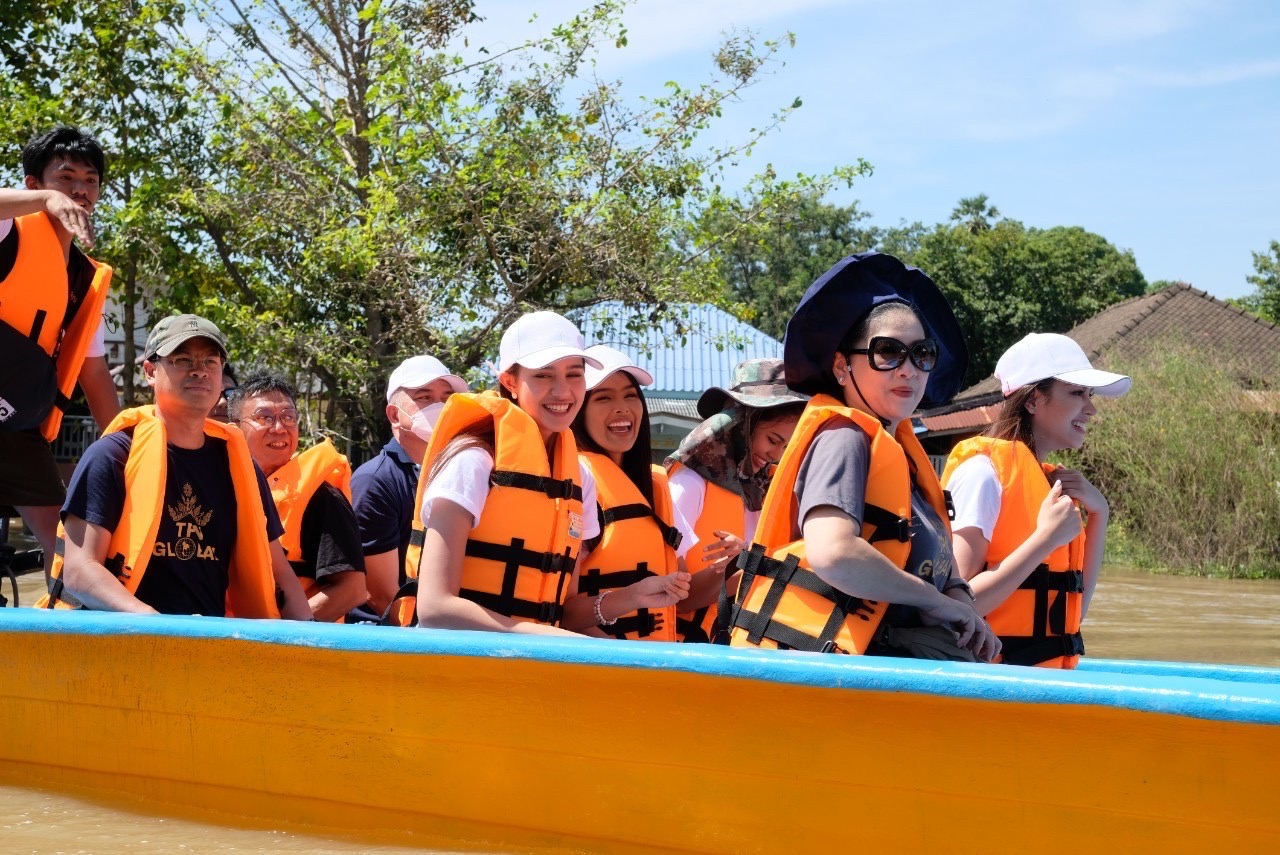 “แอนนาเสือ-แม่ปุ้ย” นำทีมนางงาม TPNG ลงเรือเยี่ยมให้กำลังใจ พร้อมแจกถุงยังชีพช่วยผู้ประสบภัยน้ำท่วม “แอนนาเสือ-แม่ปุ้ย” นำทีมนางงาม TPNG ลงเรือเยี่ยมให้กำลังใจ พร้อมแจกถุงยังชีพช่วยผู้ประสบภัยน้ำท่วม