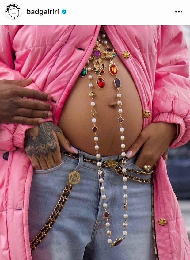 หรือจะท้องแฝด?!! แฟนๆ แห่เดาหลัง ‘ริฮานน่า’ อวดครรภ์ให้เห็นเต็มๆ หรือจะท้องแฝด?!! แฟนๆ แห่เดาหลัง ‘ริฮานน่า’ อวดครรภ์ให้เห็นเต็มๆ