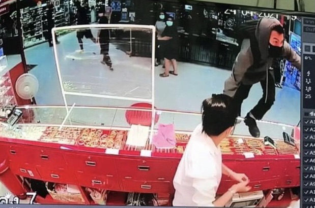 ด่วน! คนร้ายบุกเดี่ยวชิงทรัพย์ร้านทอง ในห้างดังย่านงามวงศ์วาน