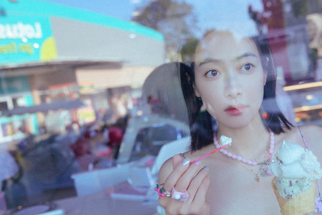 ส่องความสวยเซ็กซี่!! 'วิคตอเรีย ซ่ง' นางเอก 'ลำนำรักเทพสวรรค์' ลัดฟ้าพักผ่อนภูเก็ต