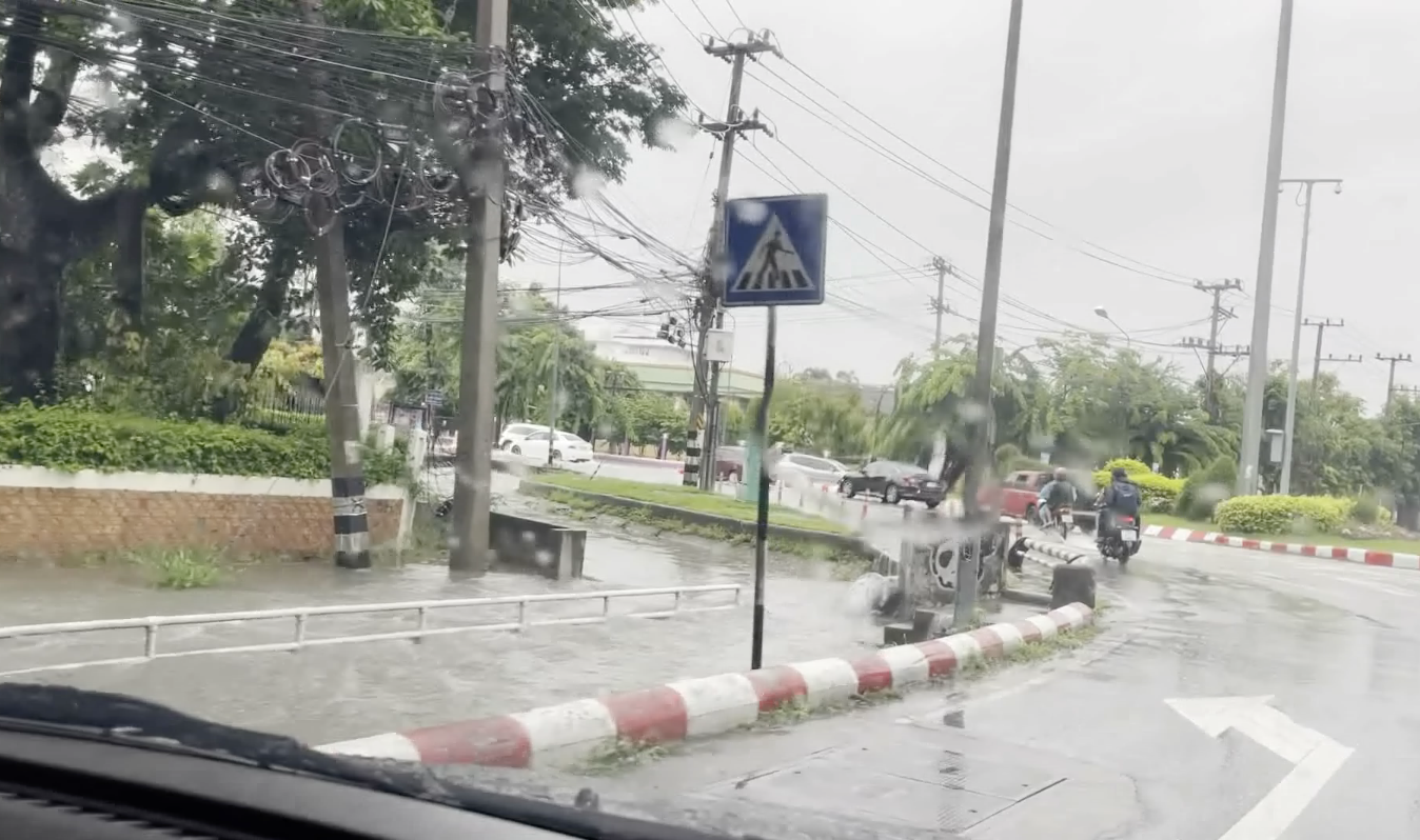 ตัวเมืองเชียงใหม่อ่วมน้ำท่วมถนนหลายจุด หลังฝนถล่มตลอดวัน