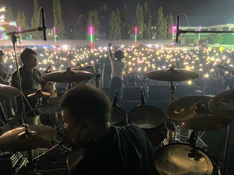 วัยรุ่นตีกันในงานคอนเสิร์ต  ปู พงษ์สิทธิ์  งานกาชาด จังหวัดมุกดาหาร