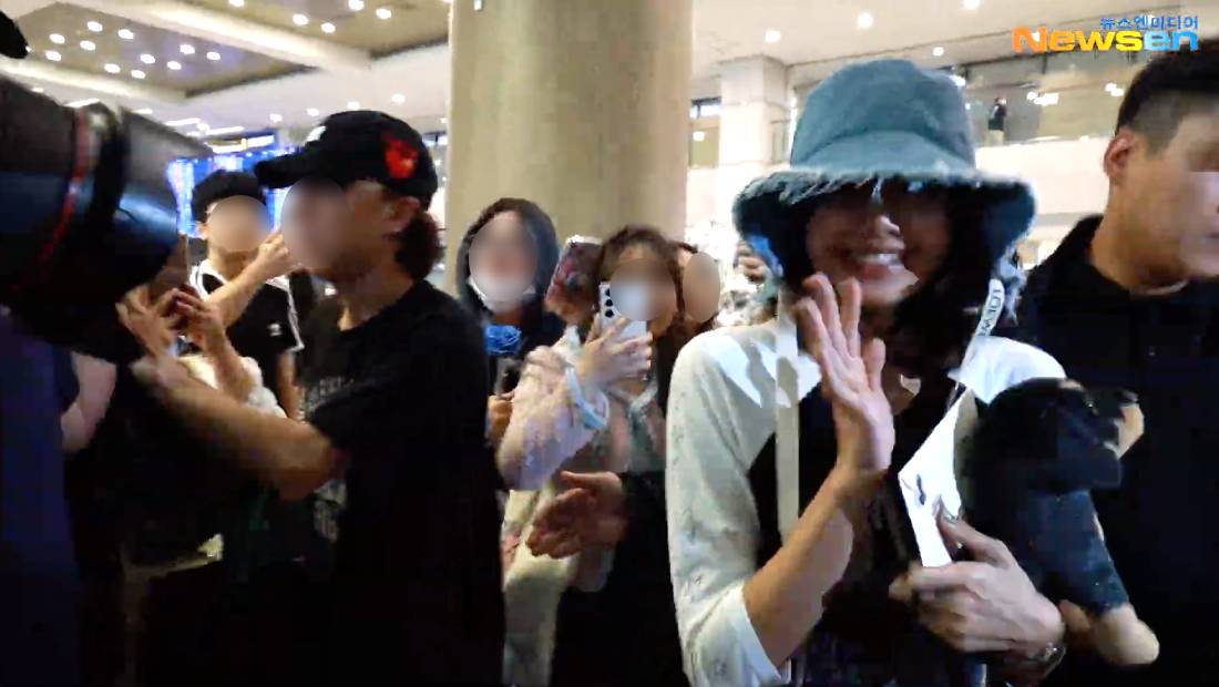 สังกัดตอบ!! ข่าว ‘ลิซ่า BLACKPINK’ ปฎิเสธต่อสัญญา 5 หมื่นล้านวอน จนโดนรุมที่สนามบิน สังกัดตอบ!! ข่าว ‘ลิซ่า BLACKPINK’ ปฎิเสธต่อสัญญา 5 หมื่นล้านวอน จนโดนรุมที่สนามบิน