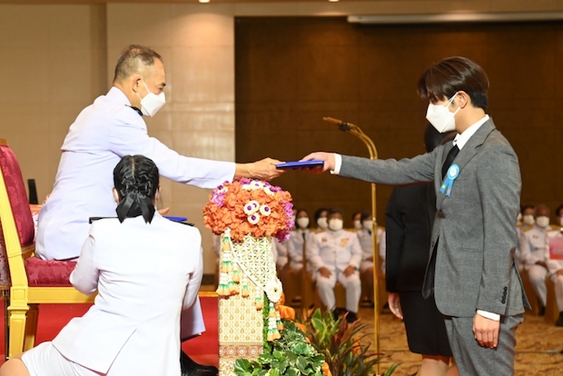 ยินดี!! 'มิกซ์ สหภาพ - อิสร์ อิสรพงศ์’ เข้ารับพระราชทานรางวัลเนื่องในวันเยาวชนแห่งชาติ