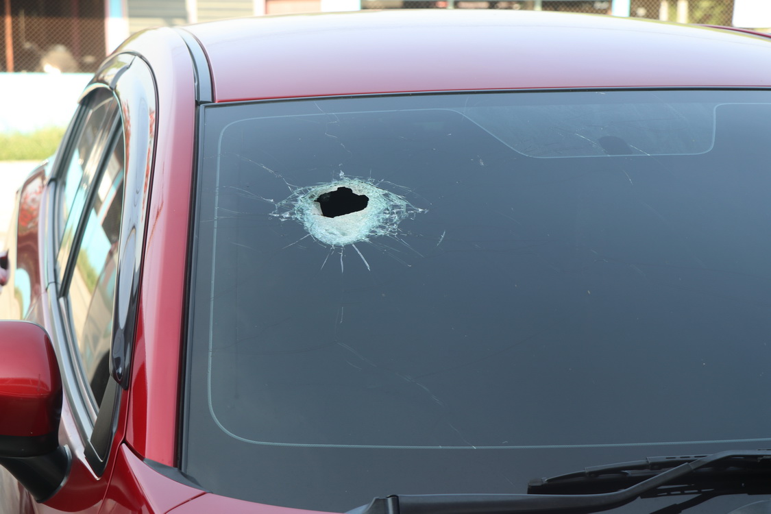 จับแล้ว! ชายอายุ 27 ปี มือปาหินใส่รถโดนคนขับบาดเจ็บสาหัส