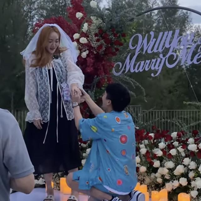 สละโสด!! แก้มบุ๋ม ถูกหวานใจ พีท คุกเข่าขอแต่งงาน 