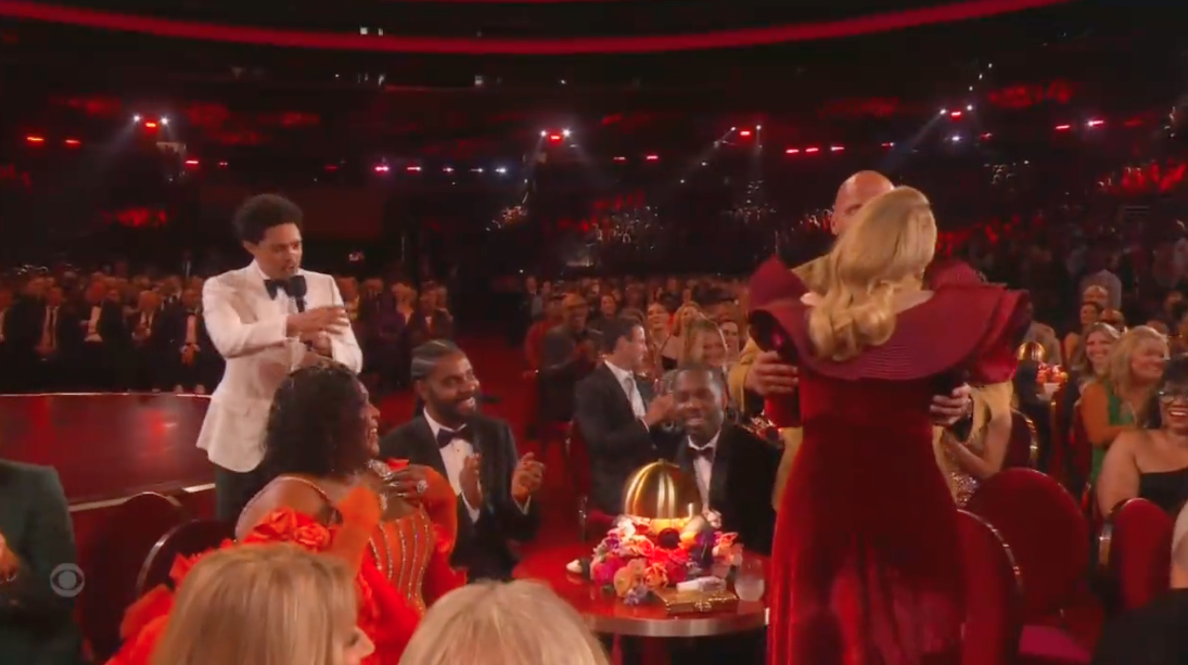 กลายเป็นไวรัล!! ภาพ 'อะเดล' สมหวังเจอ 'เดอะร็อค' ตัวจริง ที่งานประกาศรางวัลแกรมมี่