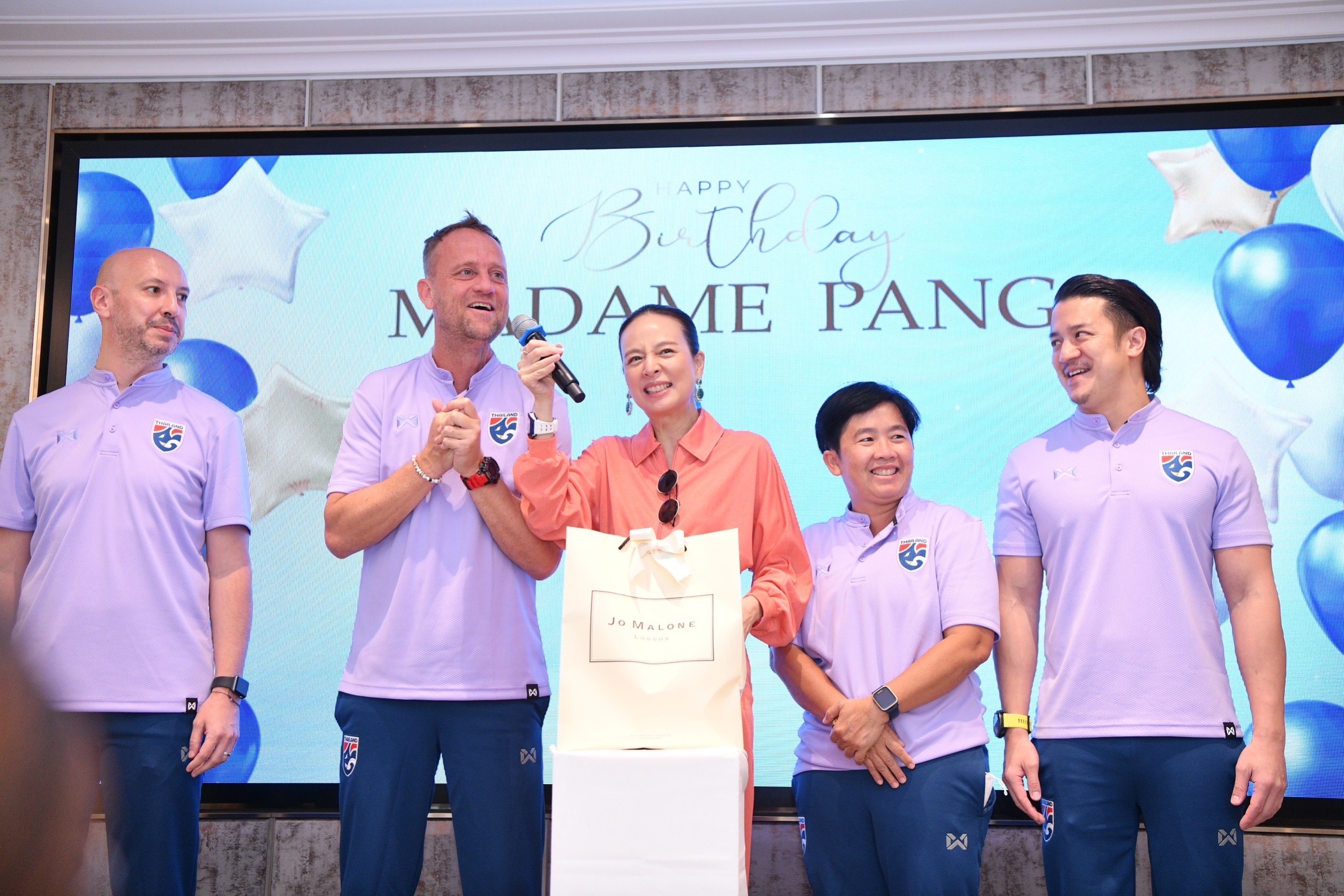 คนกีฬาร่วมงานวันเกิด 'มาดามแป้ง' อายุครบ 57 ปี กันอย่างอบอุ่น คนกีฬาร่วมงานวันเกิด 'มาดามแป้ง' อายุครบ 57 ปี กันอย่างอบอุ่น