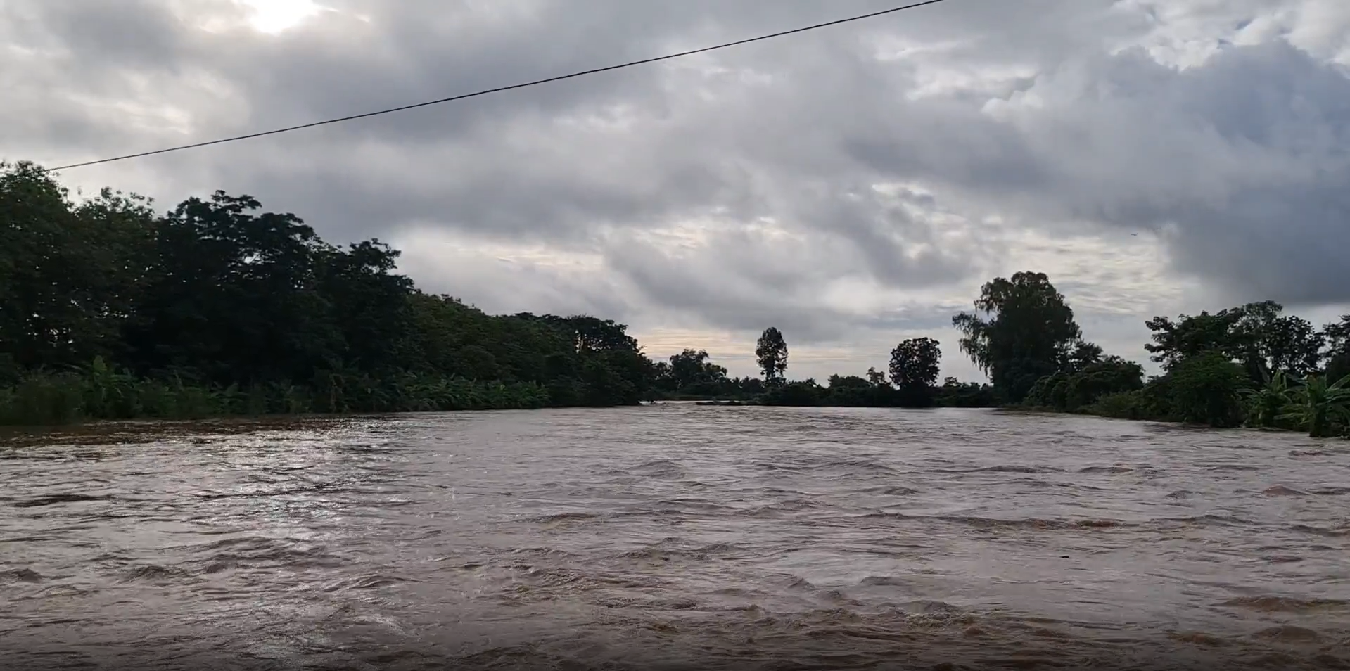 น้ำท่วมสุโขทัย พนังกั้นน้ำแตก - ลำปาง หนักที่สุดในรอบ 13 ปี น้ำท่วมสุโขทัย พนังกั้นน้ำแตก - ลำปาง หนักที่สุดในรอบ 13 ปี