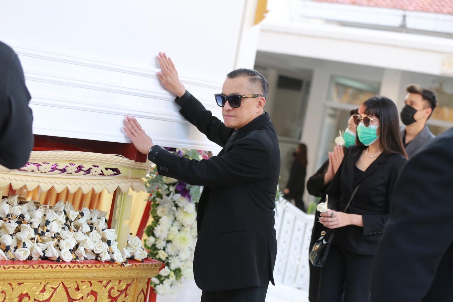คนบันเทิงร่วมพิธีฌาปนกิจ “ต๊ะ นิรัตติศัย กัลย์จาฤก”