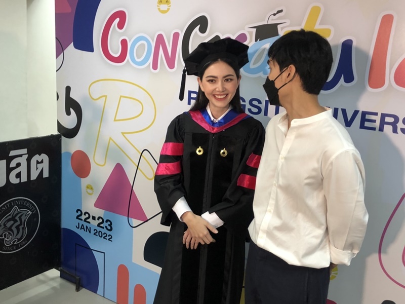 ใหม่ ดาวิกา รับปริญญาโท หวานใจหนุ่ม เต๋อ ฉันทวิชช์  ร่วมแสดงความยินดี