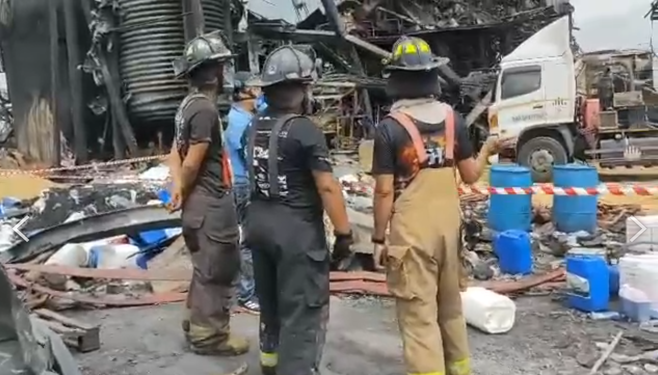 เริ่มแล้วขนย้ายสารเคมี 600 ตัน เหตุไฟไหม้โรงงานกิ่งแก้ว เริ่มแล้วขนย้ายสารเคมี 600 ตัน เหตุไฟไหม้โรงงานกิ่งแก้ว