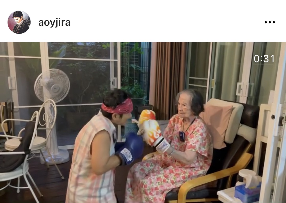 100 ปีแล้วไง! คุณยายมารศรี โชว์สเต็ปการต่อยมวยกับลูกสาว บอกเลยฟิตเปี๊ยะ 100 ปีแล้วไง! คุณยายมารศรี โชว์สเต็ปการต่อยมวยกับลูกสาว บอกเลยฟิตเปี๊ยะ