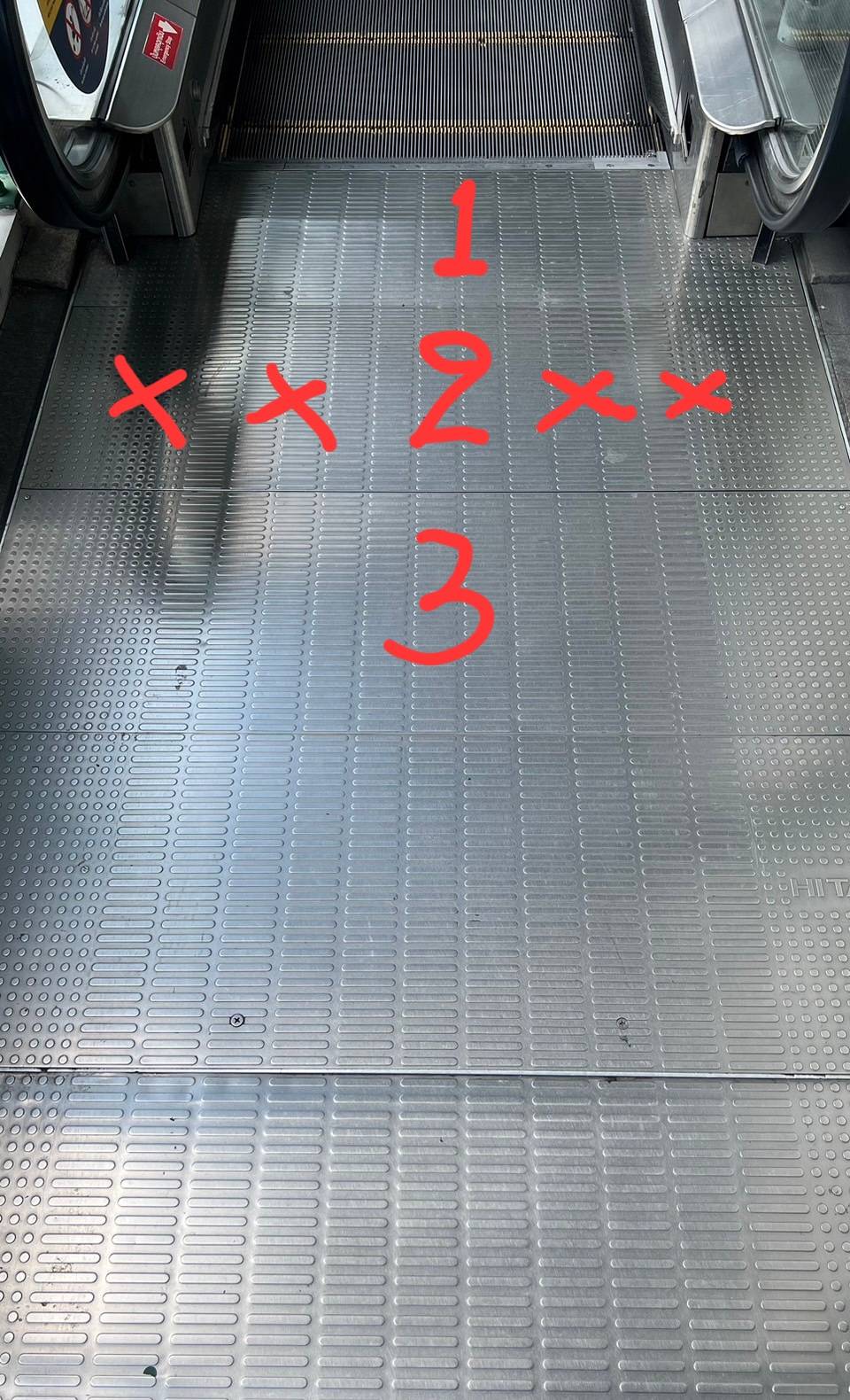 TNN Exclusive : อันตราย ! จริงไหม ? ขึ้น-ลงบันไดเลื่อน ห้ามเหยียบชานพักแผ่นที่ 2 TNN Exclusive : อันตราย ! จริงไหม ? ขึ้น-ลงบันไดเลื่อน ห้ามเหยียบชานพักแผ่นที่ 2