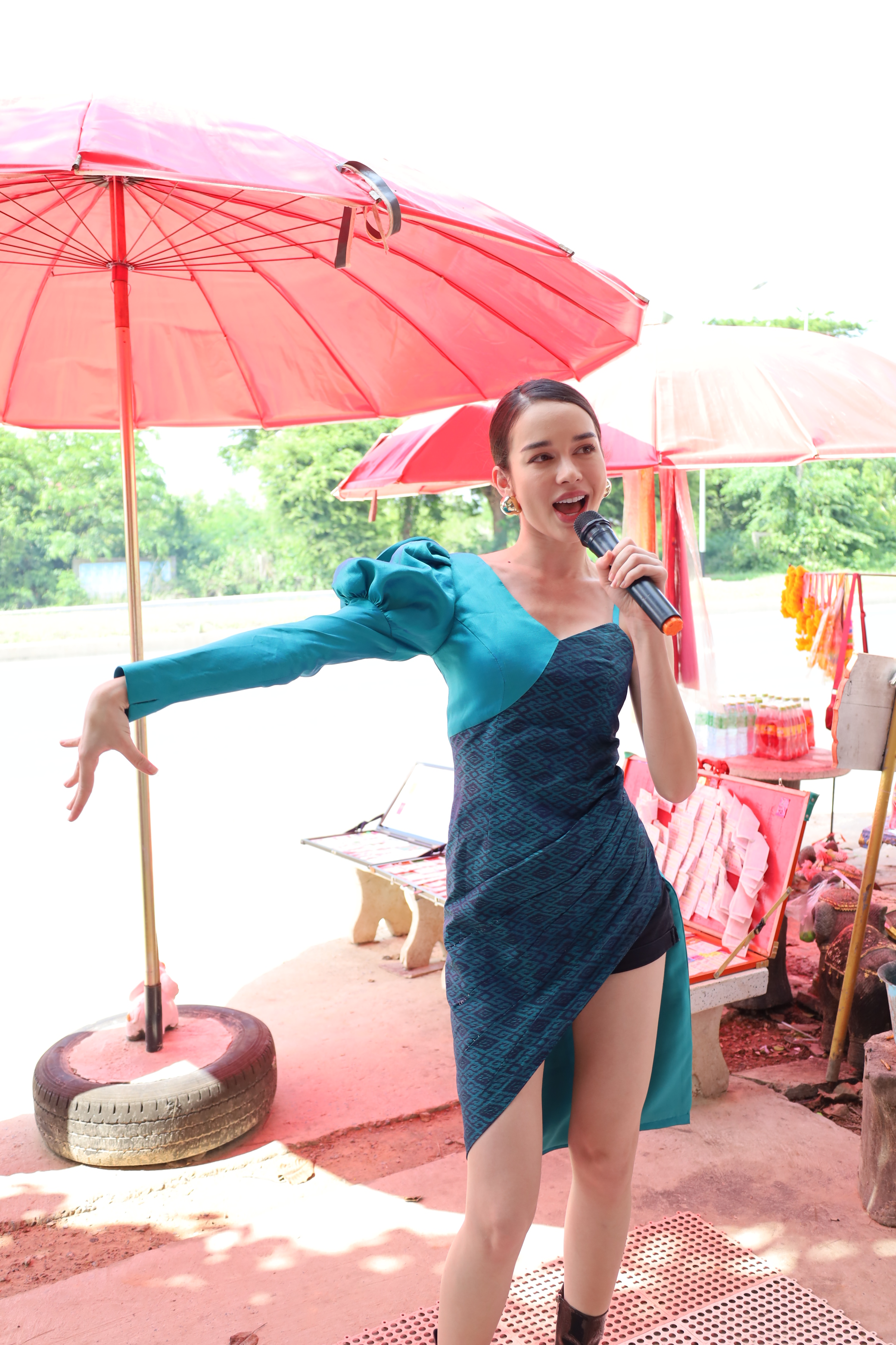 “สกาย มาเรีย” สัมผัสจิตกับ “แม่ฮันนี่ ศรีอีสาน” ขณะรำถวาย ไหว้ขอพร “สกาย มาเรีย” สัมผัสจิตกับ “แม่ฮันนี่ ศรีอีสาน” ขณะรำถวาย ไหว้ขอพร