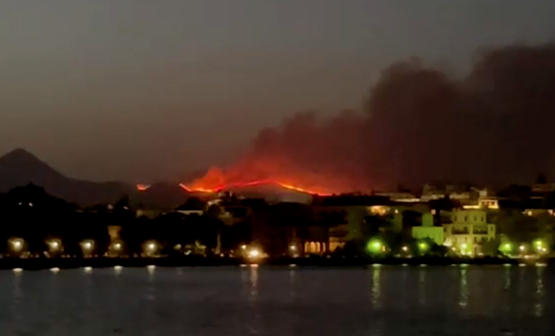 กรีซอพยพคนครั้งประวัติศาสตร์! หนีไฟป่าบนเกาะโรดส์ กรีซอพยพคนครั้งประวัติศาสตร์! หนีไฟป่าบนเกาะโรดส์