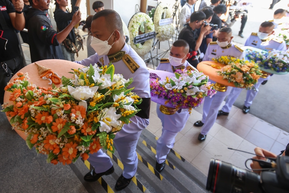 เคลื่อนร่าง ผู้ว่าฯหมูป่า ณรงค์ศักดิ์ โอสถธนากร ถึงวัดพระศรีมหาธาตุ เคลื่อนร่าง ผู้ว่าฯหมูป่า ณรงค์ศักดิ์ โอสถธนากร ถึงวัดพระศรีมหาธาตุ