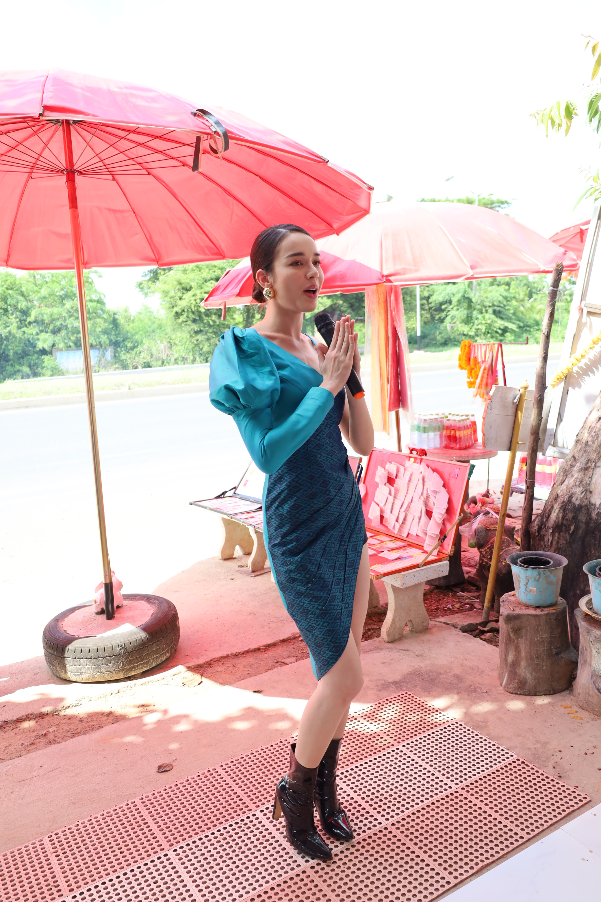 “สกาย มาเรีย” สัมผัสจิตกับ “แม่ฮันนี่ ศรีอีสาน” ขณะรำถวาย ไหว้ขอพร “สกาย มาเรีย” สัมผัสจิตกับ “แม่ฮันนี่ ศรีอีสาน” ขณะรำถวาย ไหว้ขอพร