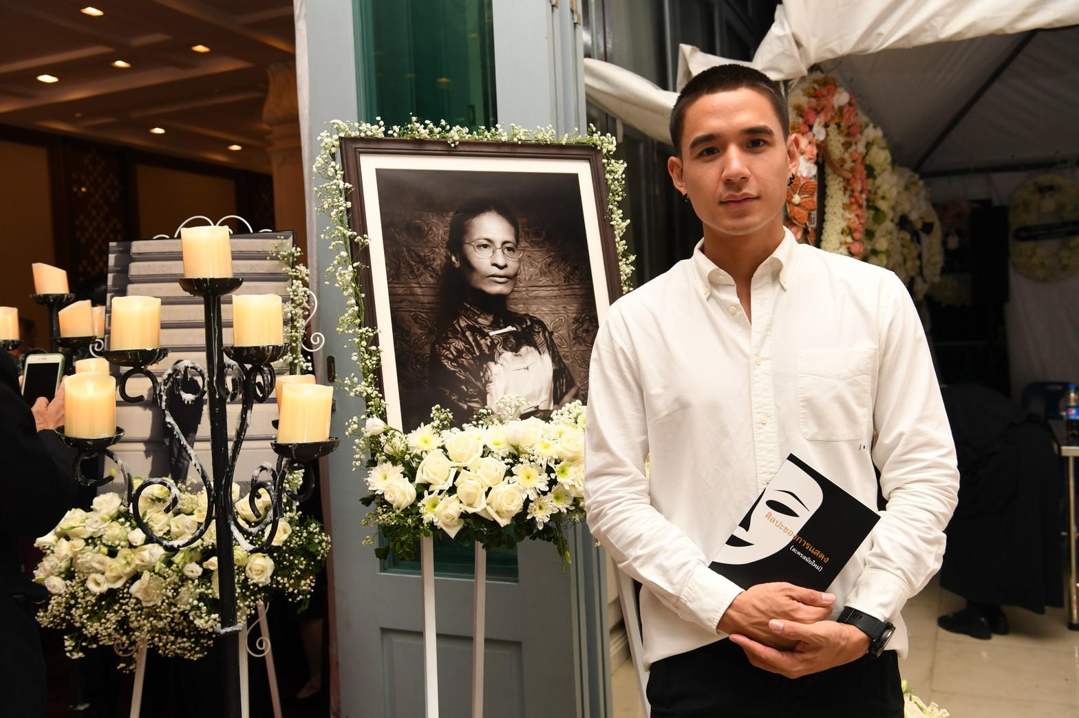 บรรยากาศพิธีสวดอภิธรรม หม่อมหลวงพันธุ์เทวนพ เทวกุล คืนที่สอง บรรยากาศพิธีสวดอภิธรรม หม่อมหลวงพันธุ์เทวนพ เทวกุล คืนที่สอง