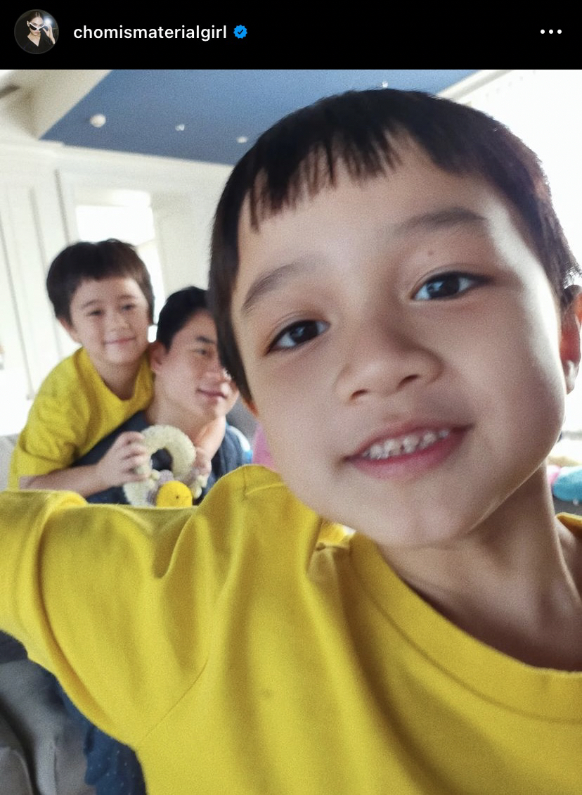น่ารักเกินไปไหม! ชมพู่ เผยภาพ สายฟ้า-พายุ-แอบิเกล มอบพวงมาลัยให้คุณพ่อ น็อต
